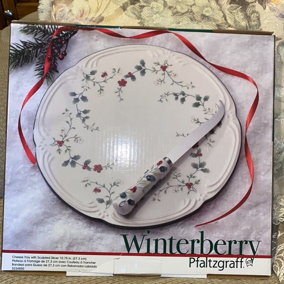 🧀 🍷 🌲 🍇 NWT Winterberry Pfaltzgraff Cheese Tray w/Sculpted Slicer - Picture 6 of 7